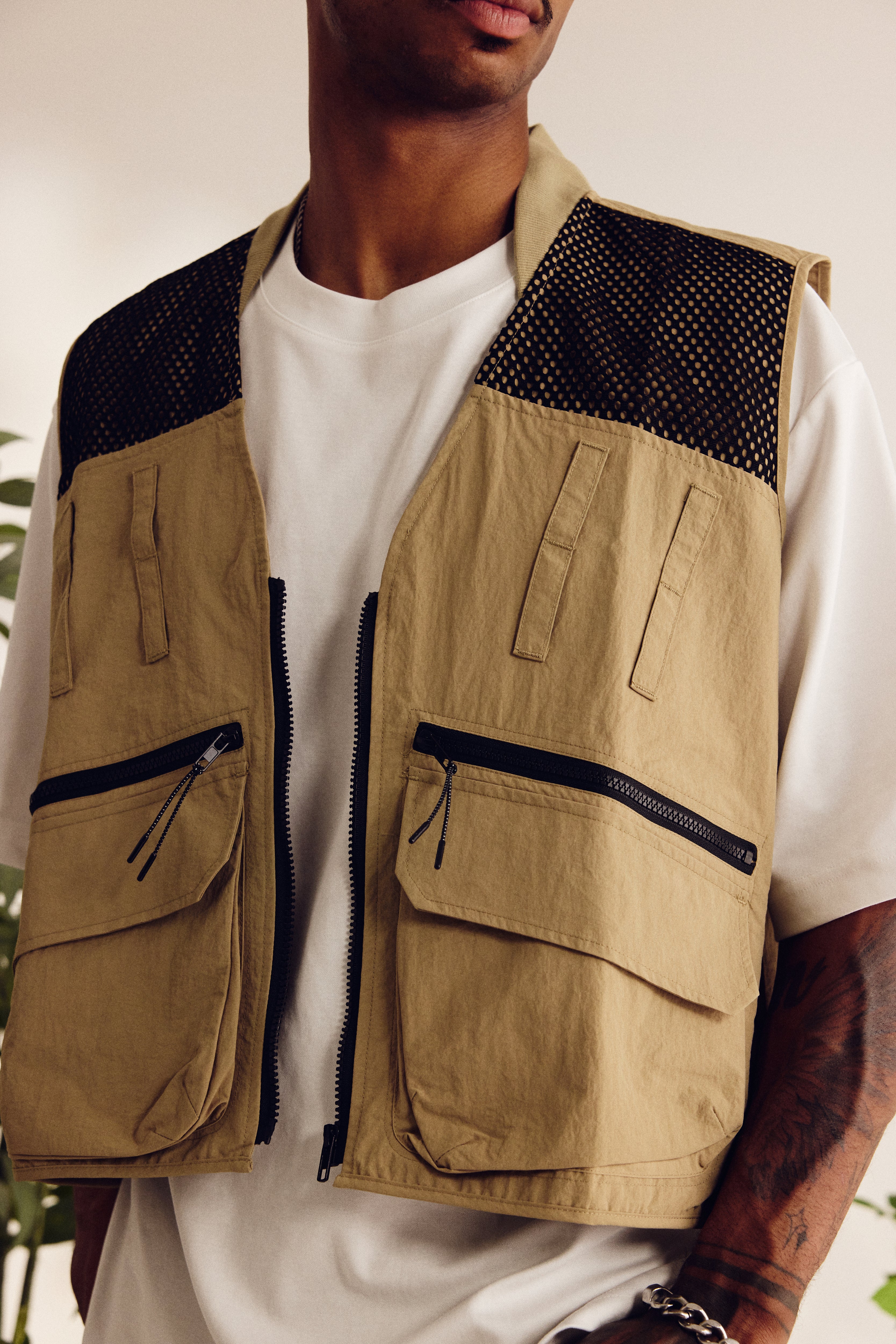 NYLON UTILITY CARGO VEST - SAND