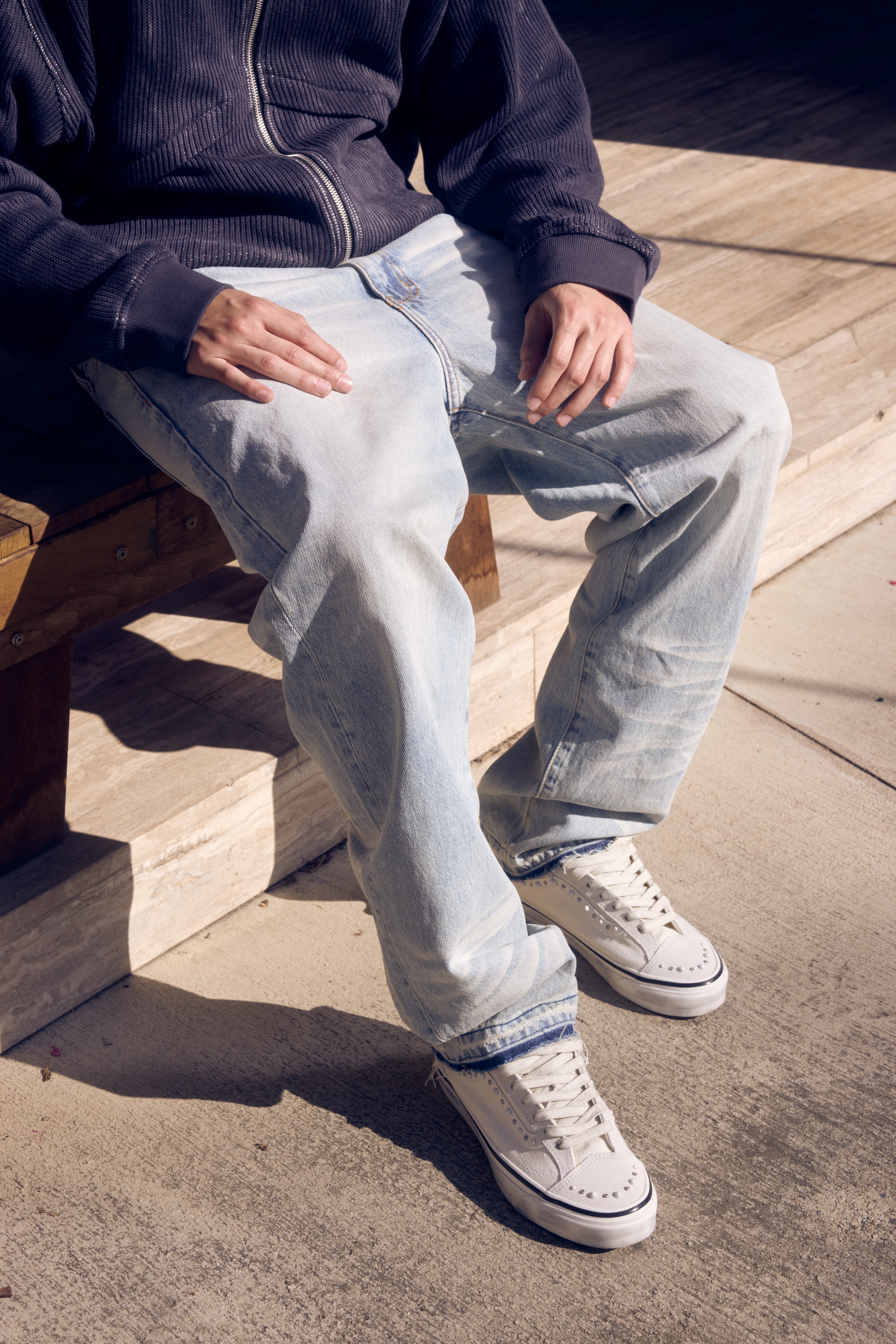 RELAXED VINTAGE WASH DENIM - LIGHT WASH